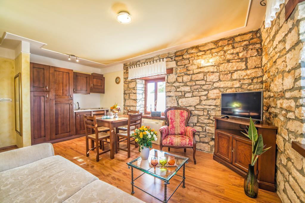 Aparthotel Katalyma 828 Канфанар Екстериор снимка