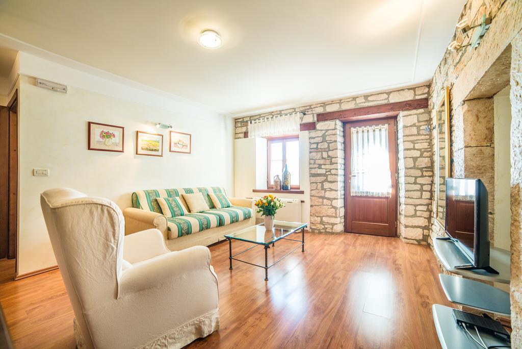 Aparthotel Katalyma 828 Канфанар Екстериор снимка
