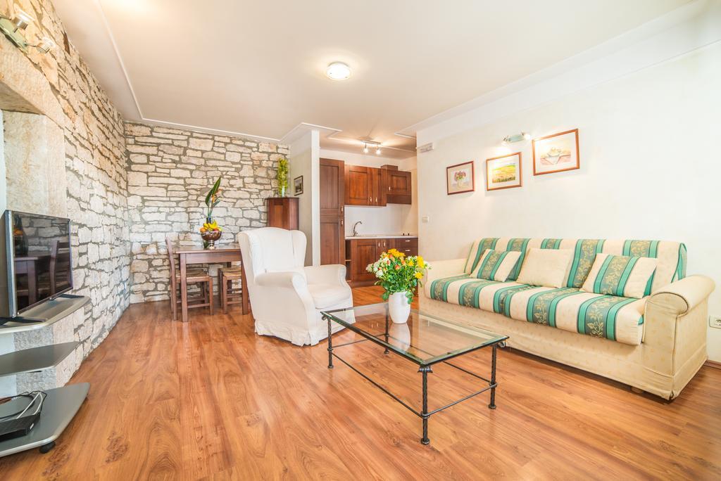 Aparthotel Katalyma 828 Канфанар Екстериор снимка